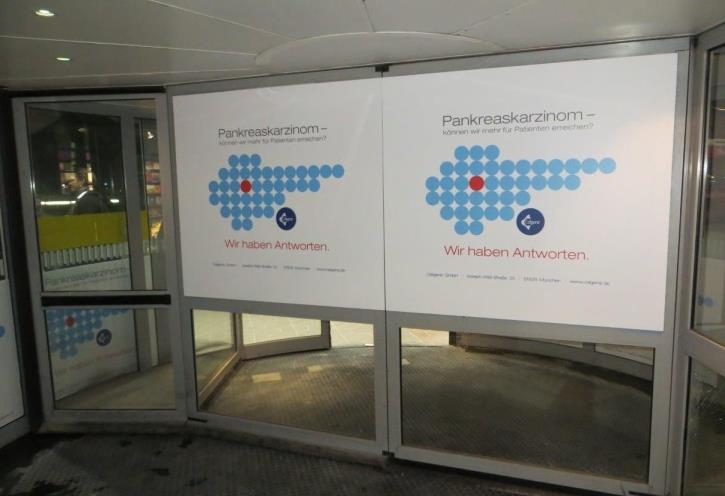 Flughafenwerbung Tegel (TXL) Die großen und auffälligen Werbeflächen in den Drehtüren am Terminal A können mit Werbefolie beklebt werden.