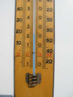 6.8 Nachweis der infraroten Strahlung im Sonnenlicht Benötigte Geräte: CD, Thermometer, Schirm (oder Papier), wolkenfreier Himmel Lernziel: Erkennen des Temperaturanstieges des Thermometers im