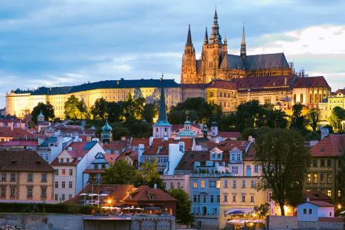OFFERTE PRAG Goldene Stadt, Hunderttürmige Stadt, gar Mutter aller Städte wird Prag genannt. All diese Bezeichnungen bezeugen den Respekt gegenüber einem Juwel im Herzen Europas.