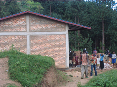 Betreibermodell Beispiel 2 Ruanda Sekundarschule Typisches Entwicklungsprojekt Installation