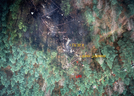 Der Rumpf des Flugzeugs war durch den Aufprall auf den Boden und das darauf folgende Feuer zerstört. Das Heck war schwer beschädigt.