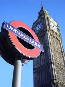 Quelle: wikimedia commons/pmox SCHOOL-SCOUT Stationenlernen: Great Britain Seite 6 von 28 STATION 1: THE UNDERGROUND IN LONDON Hello Friends! London is great! But I want to travel Can you help me?