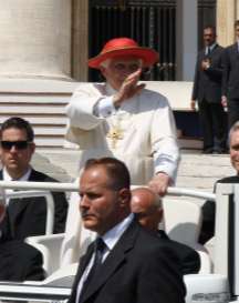 Der Helikopter des Papstes im Anflug auf die Vatikanstadt Rechts: Wieder kann man die Zahl der Minis nur