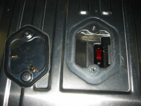 Batteriehauptschalter des Honda Insight Hybrid Man muß zum Ausschalten nur den ganzen Kofferraum ausräumen und mit ruhiger Hand und