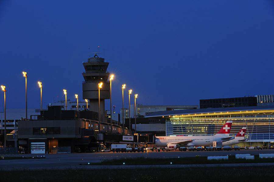 Ein Flug beginnt und endet am Flughafen ist doch klar. Es ist Nacht am Flughafen Zürich.