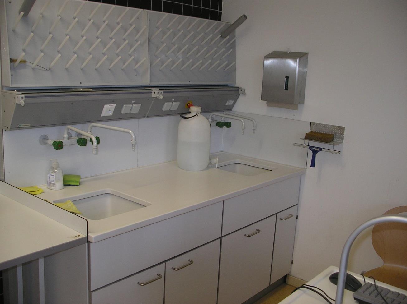 Beispiel für Hygiene-Einrichtungen Hygiene Waschbecken mit Seifenspender