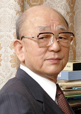 2. Akira Suzuki - geboren am 1930 in Mukawa (Japan) - 1959 Promotion an der okkaido-universität in Sapporo - 1963 Postdoktorand in erbert Browns beitskreis an der Purdue University und