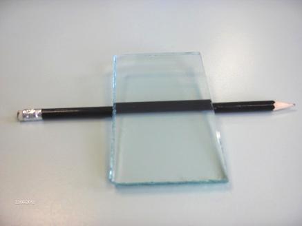 A5 Simulation Optische Verschiebung Wird eine dicke planparallele Platte über einen Bleit ft gelegt o kommt e che bar zu e em Bruch des Bleistifts.