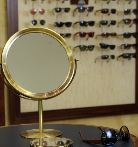 Positionspapier Sonnenbrillen Sonnenbrillen ohne Korrektionswirkung werden heutzutage in einer enormen Vielzahl auf unterschiedlichen Vertriebswegen in den Markt gebracht.