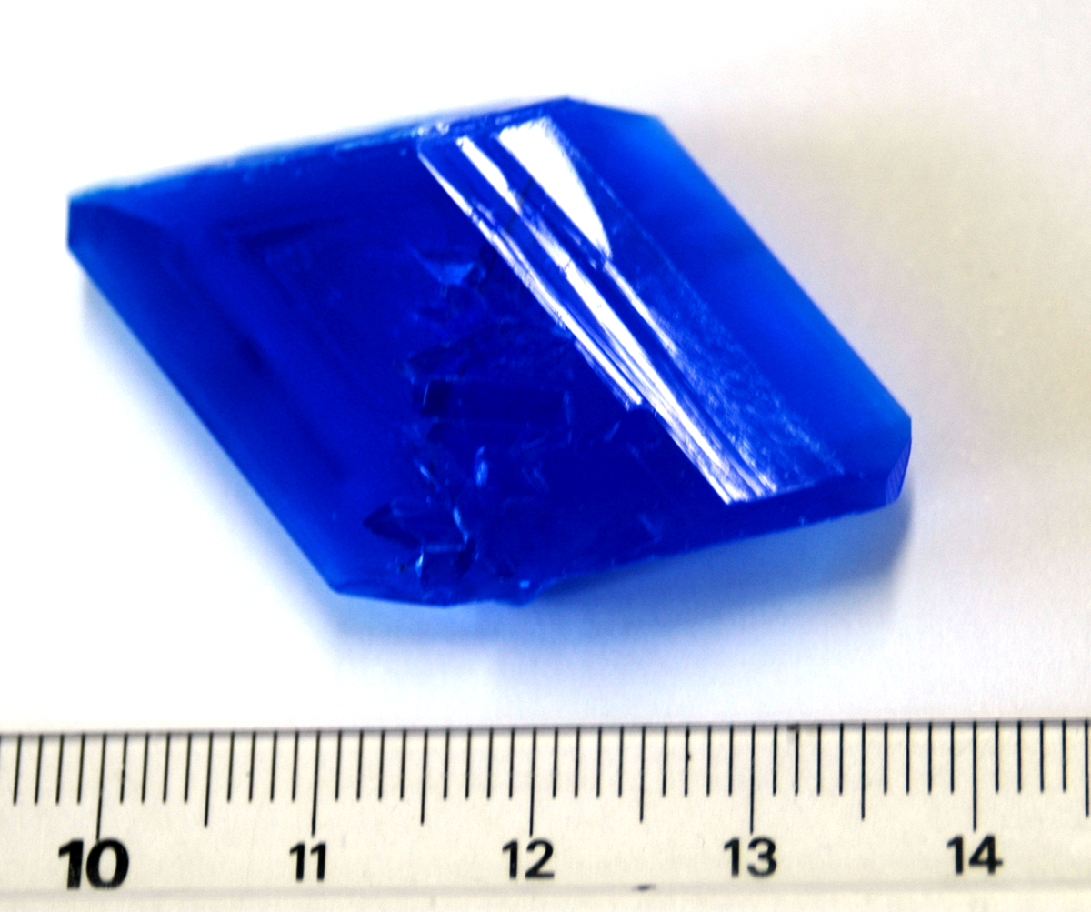 Institut für Geologie Abbildung 1: Ein Kupfer(II)sulfat-Pentahydrat-Einkristall, wie er nach 1 2 Wochen Wachstum gebildet wird. 3.