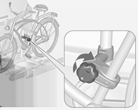 Stauraum 73 Fahrradträger montieren 1. Die Pedale in die abgebildete Position drehen und das Fahrrad auf der vordersten Radaufnahme platzieren. Das Fahrrad muss mittig auf den Radaufnahmen stehen.