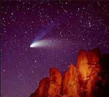 Bei Kometen handelt es sich um Überreste des Sonnensystems, die sich nicht zu Planeten oder Monden zusammengeballt haben und somit noch weitgehend in ihrem ursprünglichen Zustand um die Sonne bewegen.