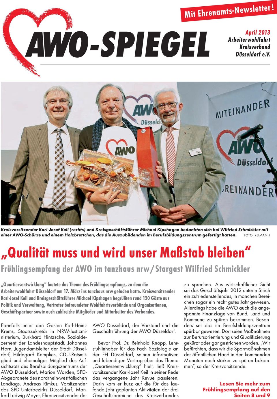 Kreisvorsitzender Karl-Josef Keil (rechts) und Kreisgeschäftsführer Michael Kipshagen bedankten sich bei Wilfried Schmickler mit einer AWO-Schürze und einem Holzbrettchen, das die Auszubildenden im