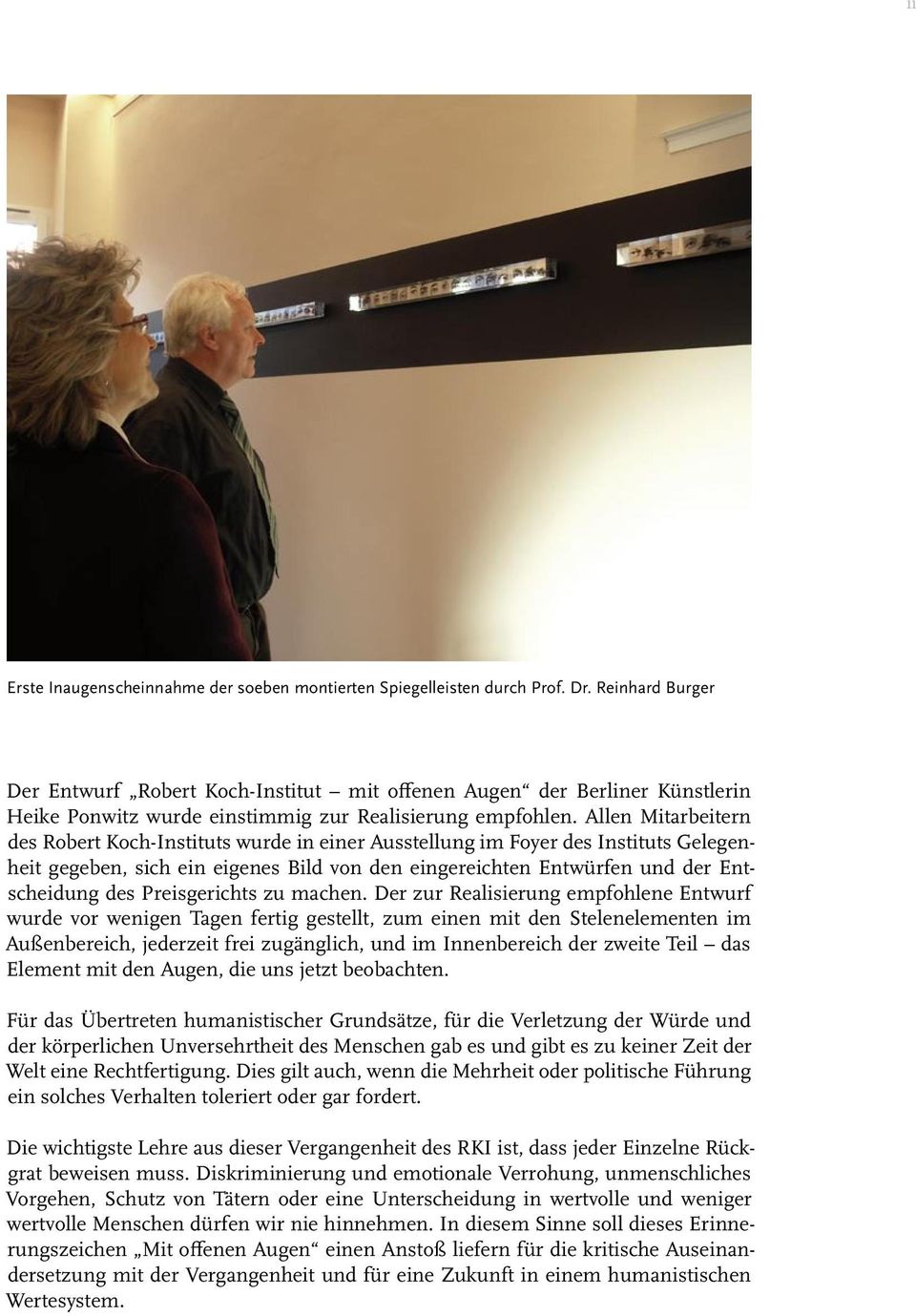 Allen Mitarbeitern des Robert Koch-Instituts wurde in einer Ausstellung im Foyer des Instituts Gelegenheit gegeben, sich ein eigenes Bild von den eingereichten Entwürfen und der Entscheidung des