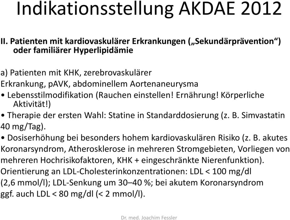 Lebensstilmodifikation (Rauchen einstellen! Ernährung! Körperliche Aktivität!) Therapie der ersten Wahl: Statine in Standarddosierung (z. B. Simvastatin 40 mg/tag).