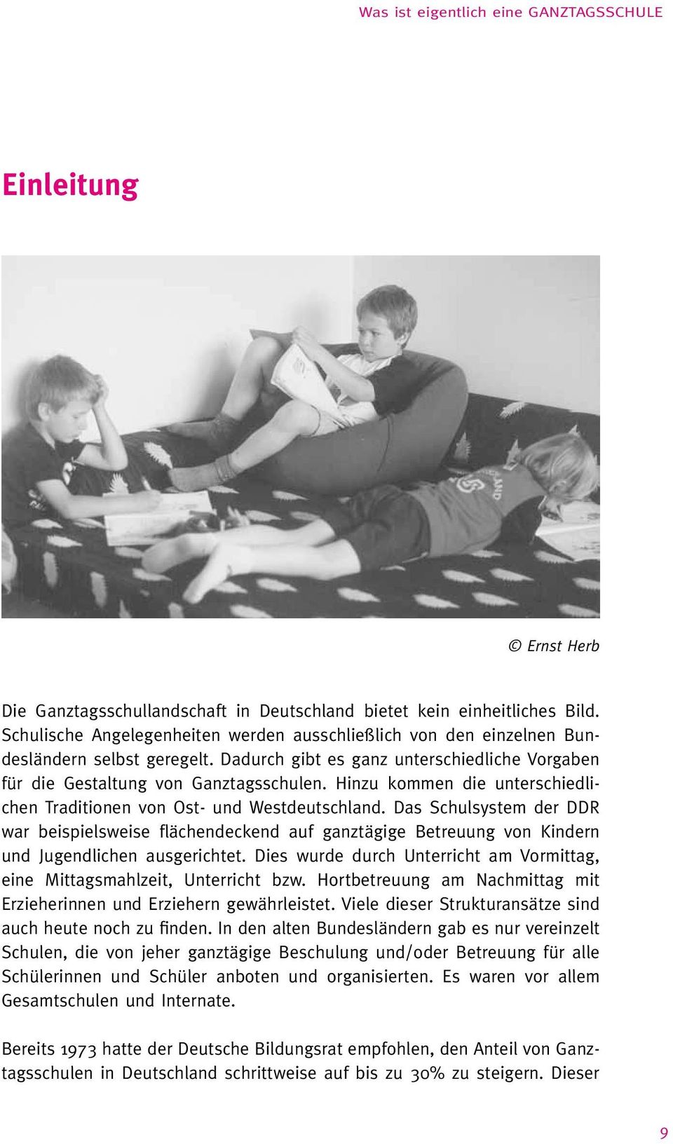 Das Schulsystem der DDR war beispielsweise flächendeckend auf ganztägige Betreuung von Kindern und Jugendlichen ausgerichtet.