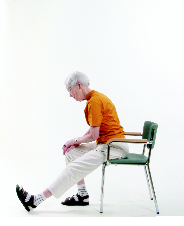 Übung 14: Hintere Oberschenkelmuskulatur Setzen Sie sich mit aufrechtem Rücken auf einen Stuhl, rutschen Sie etwas nach vorne, so dass Sie frei sitzen und die Rücklehne nicht berühren.