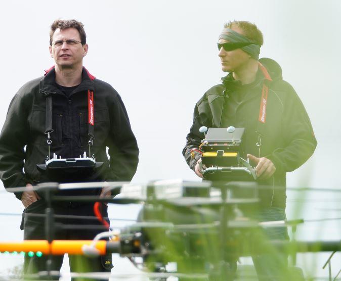 Ablauf der Rotorblattinspektion mittels Drohne Die Drohne wird von einem Team aus Pilot und einem Kamera-Operator bedient Im Notfall könnte der Kamera-Operator die Steuerung der Drohne übernehmen