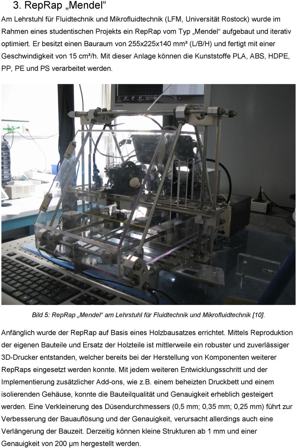 Bild 5: RepRap Mendel am Lehrstuhl für Fluidtechnik und Mikrofluidtechnik [10]. Anfänglich wurde der RepRap auf Basis eines Holzbausatzes errichtet.