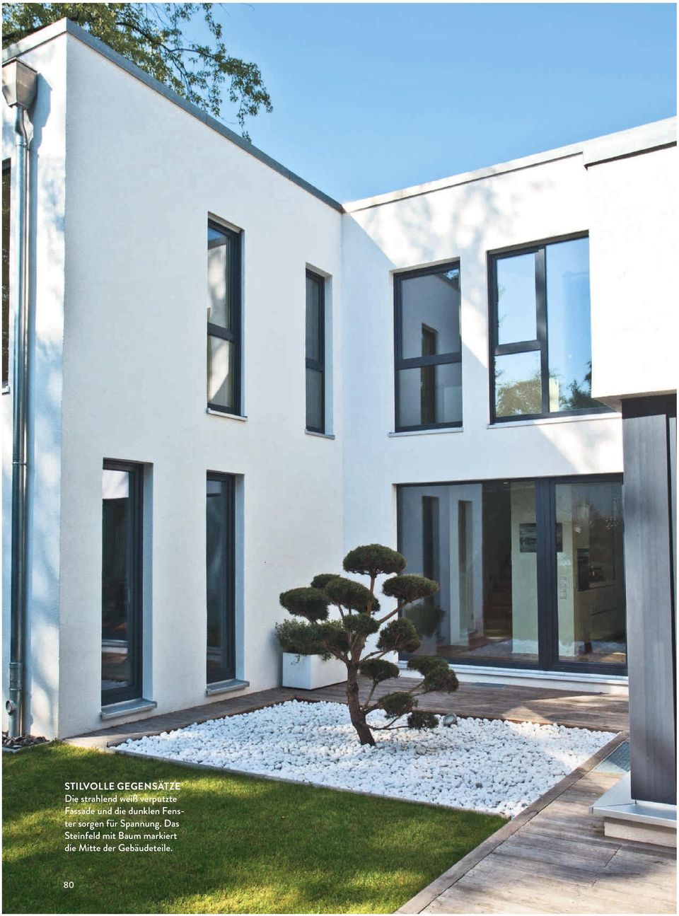 weiß verputzte Fassade und die dunklen Fenster sorgen