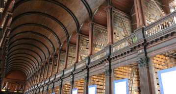 Pure Irland Erleben Sie das vielfältige Irland Bibliothek, Dublin Trinity College, Dublin Information: Die Stadt Dublin ist die Hauptstadt der Republik Irland und durch die Universität eine