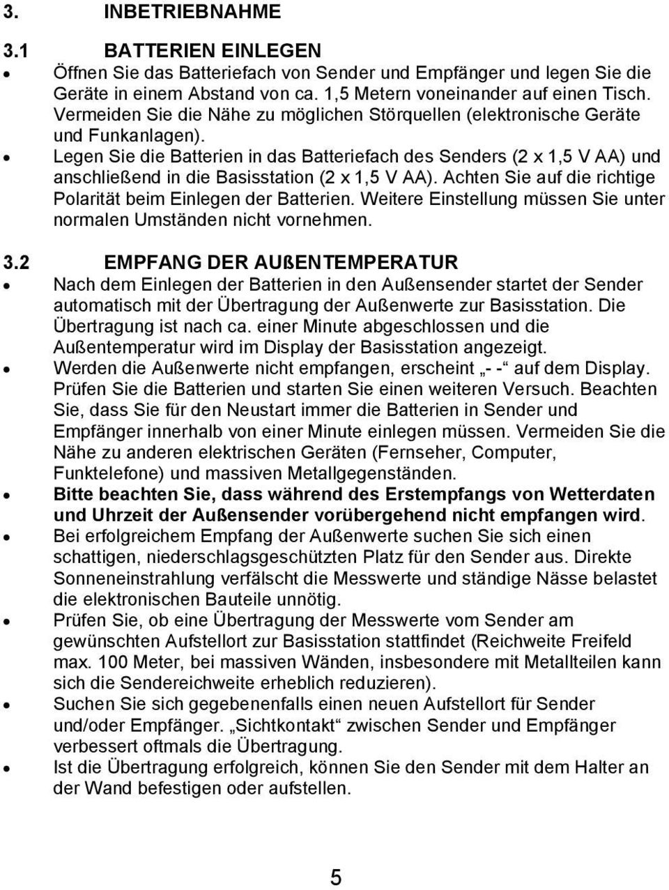 Legen Sie die Batterien in das Batteriefach des Senders (2 x 1,5 V AA) und anschließend in die Basisstation (2 x 1,5 V AA). Achten Sie auf die richtige Polarität beim Einlegen der Batterien.