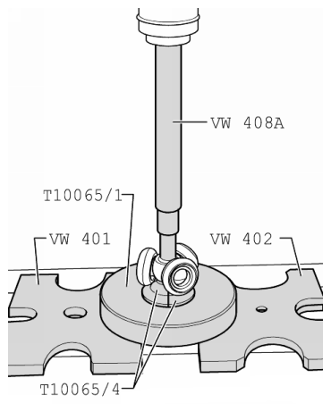 1 - Zange (handelsüblich) Tripodestern und Sicherungsring von Gelenkwelle abpressen. Montagevorrichtung -T10065/4- darf nicht auf den Rollkörper anstehen. Gelenkschutzhülle für Tripodestern abziehen.