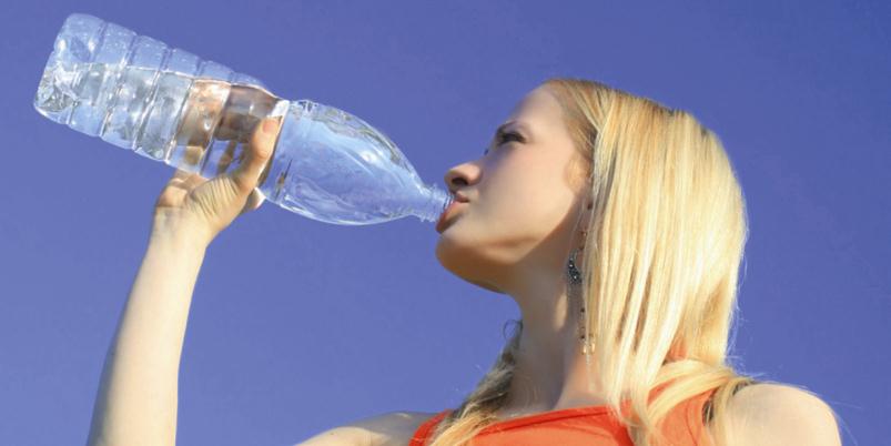 Durst als Alarmsignal: TIPPS ZUM RICHTIGEN TRINKEN IM SCHULALLTAG Der menschliche Körper besteht zu rund 60 % aus Wasser.