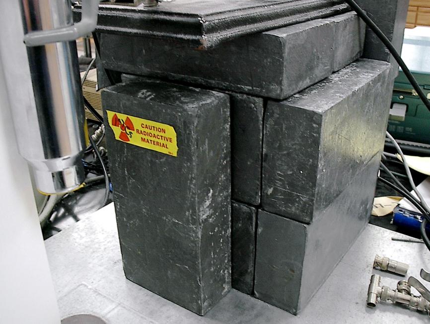 Zur hinreichenden Schwächung von Gammastrahlung werden dagegen dicke Schichten schwerer Materialien wie Blei- oder Betonplatten benötigt (