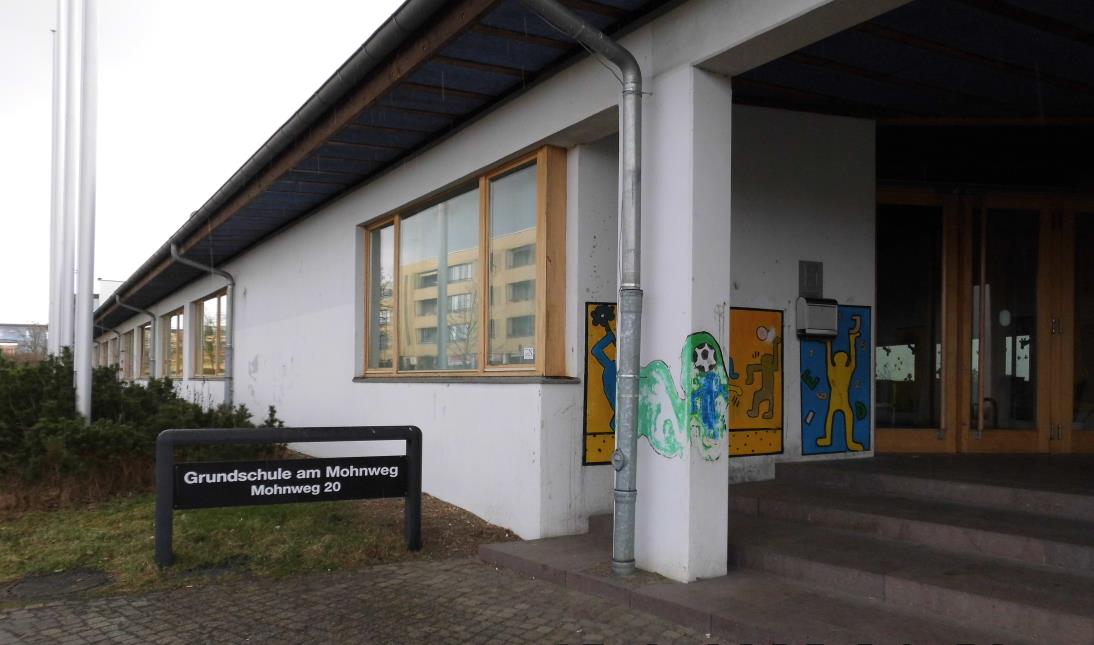 I. Schule am Mohnweg Die barrierefreie Schule wurde im Jahre 1996 gebaut und 1997 eröffnet. Sie ist in Altglienicke. Das war der erste Treptower Schulneubau nach der Wende.