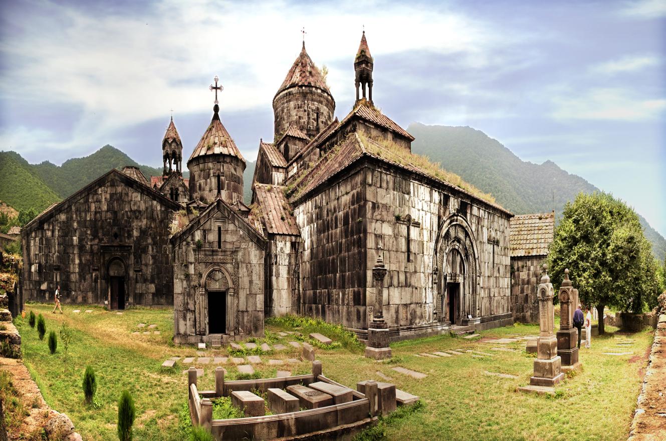 Armenien gilt als eine Wiege des Christentums und stellt eine Schnittstelle sowohl zwischen Europa und Asien als auch zwischen Christentum und