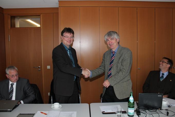 Der Goldene Sirius Im Rahmen der zweiten Sitzung 2011 des Wissenschaftlichen Beirats (WB) in Bonn wurde Dr. Frank Zimmermann, cesah GmbH Darmstadt, durch den Vorsitzenden des WB, Prof. Dr.-Ing.