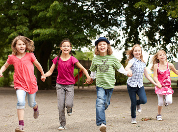 Wenn die Kinder nicht gehorchten, konnten sie geschlagen werden. Kinder aus armen Familien mussten häufig schwere Arbeit leisten, damit die Familie genug zu essen hatte.