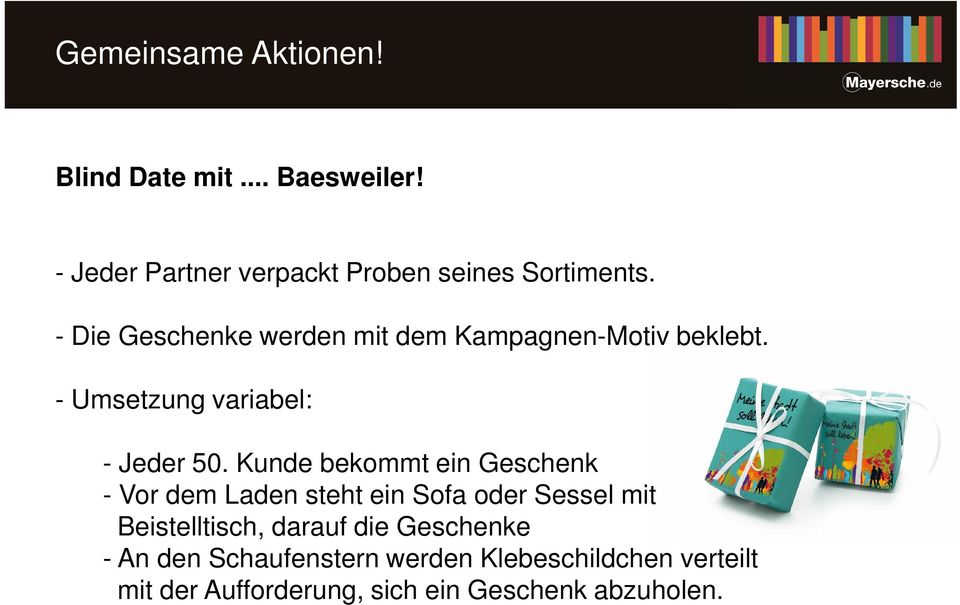 Kunde bekommt ein Geschenk - Vor dem Laden steht ein Sofa oder Sessel mit Beistelltisch, darauf die