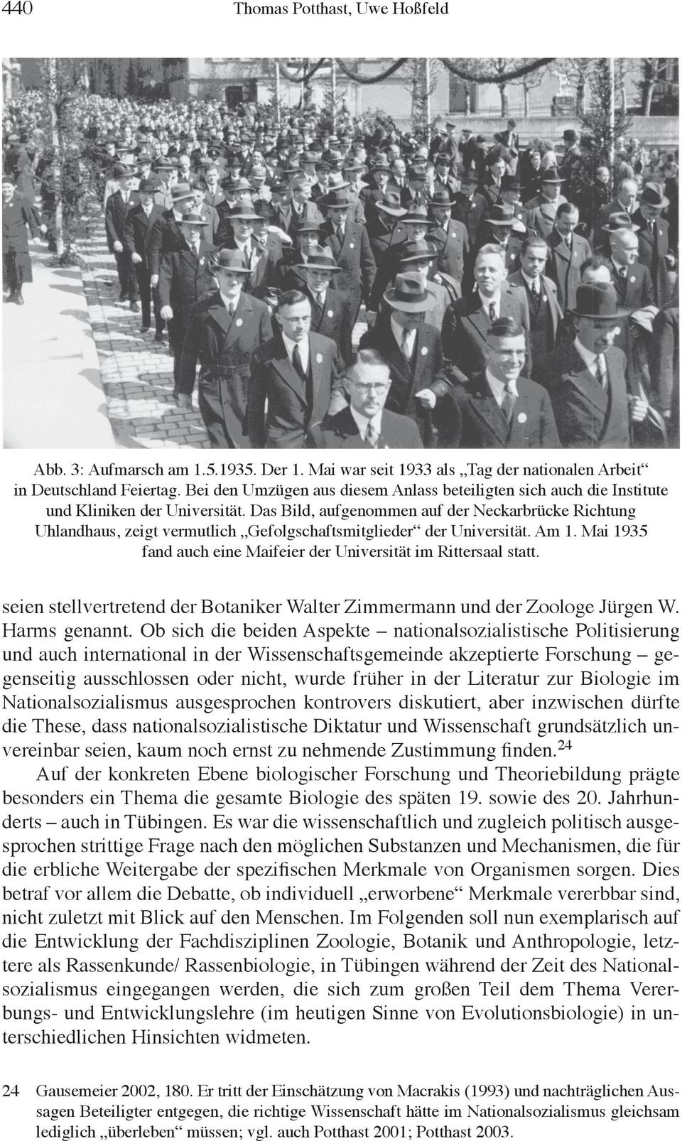 Das Bild, aufgenommen auf der Neckarbrücke Richtung Uhlandhaus, zeigt vermutlich Gefolgschaftsmitglieder der Universität. Am 1. Mai 1935 fand auch eine Maifeier der Universität im Rittersaal statt.