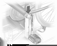 68 Stauraum Fahrrad zur Befestigung vorbereiten Fahrrad am Heckträgersystem befestigen Hinweis Die maximale Breite für die Tretkurbelaufnahme beträgt 38,3 mm und die maximale Tiefe 14,4 mm.