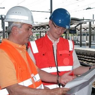 Team Mitarbeiter 23 Diplomingenieure Fachrichtung Verkehrsbau, Tiefbau, Hochbau, Stahlbau, Maschinenbau, Kraftwerksbau und Bautechnologie 3 Diplomingenieure der Fachrichtung Montage- und Fügetechnik,