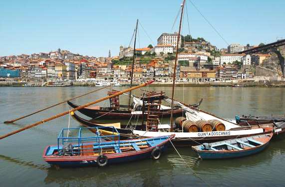 In der umtriebigen Handelsstadt Porto und im Hafen von Belém fühlen Sie sich ins Zeitalter der Entdecker zurückversetzt, im Gassenlabyrinth der Alfama wandeln Sie auf