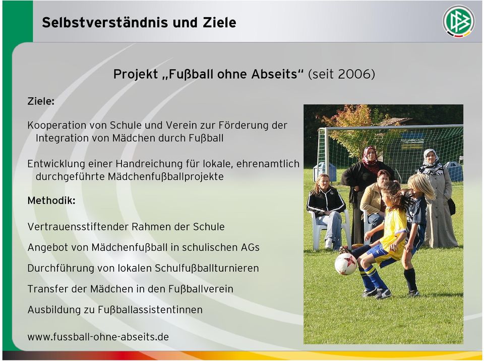 Methodik: Vertrauensstiftender Rahmen der Schule Angebot von Mädchenfußball in schulischen AGs Durchführung von lokalen