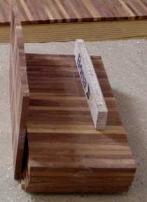 Verlegung von Industrieparkett Industrieparkett besteht aus einzelnen Holzstäbchen, die keine Nut-und-Feder haben, sondern schlicht rechteckig sind und parallel zueinander liegen.
