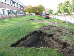 Die "STRASSENBOJE" hat ihren Heimathafen gefunden: Abbau am alten, Wiederaufbau und Montage am neuen Liegeplatz Nach knapp 40 Jahren musste die Installation "STRASSENBOJE" von K-L Schmaltz ihren