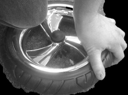Fehlerbehebung Luftverlust der Räder Um nach einem totalen Luftverlust ein Eiern der Reifen zu vermeiden, pumpen Sie den Reifen nur etwas bis zur Hälfte auf, dann richten Sie die Räder bis es rund