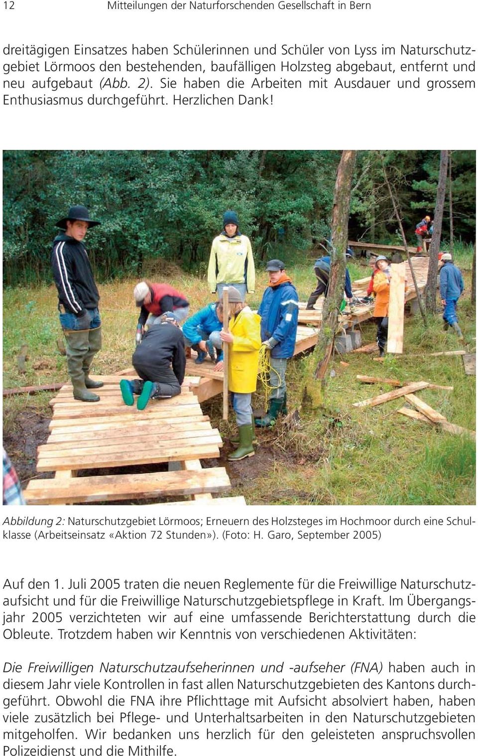 Abbildung 2: Naturschutzgebiet Lörmoos; Erneuern des Holzsteges im Hochmoor durch eine Schulklasse (Arbeitseinsatz «Aktion 72 Stunden»). (Foto: H. Garo, September 2005) Auf den 1.