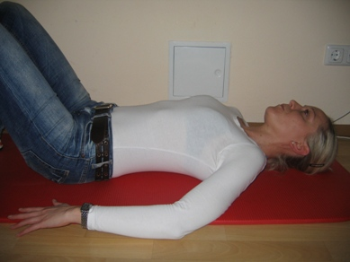 Übung 7: Extension (Streckung) im Stehen - Gerade Haltung im Stehen - Hände in den Rücken legen - Oberkörper nach hinten neigen - 15-20 Wiederholungen, 3-5 x täglich Übung 8: Extension (Streckung) im