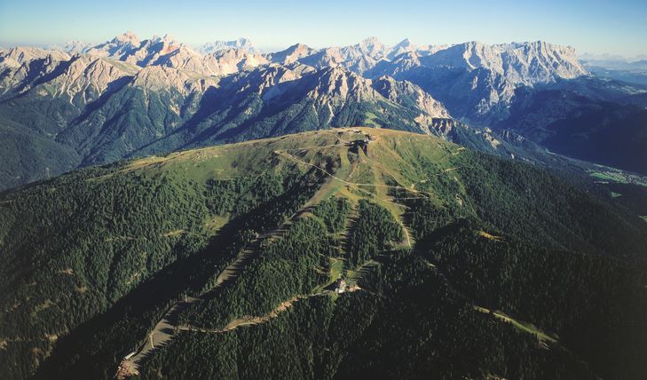 Das gleichnamige Skigebiet mit weit über 100 km Pisten und über 30 Aufstiegsanlagen ist ein wichtiger Wirtschaftszweig für das Pustertal.