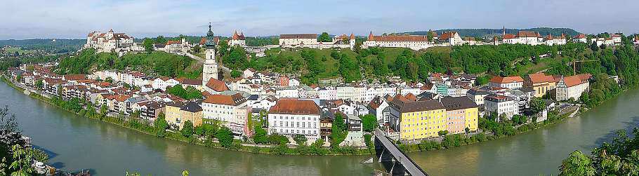 27 Mittelpunkt eines jeden Burghausen-Besuches ist die Burg, Zeugineiner über tausendjährigen Geschichte. Die Anlage ist zugleich mit 1051 Metern die längste Burg der Welt. F.