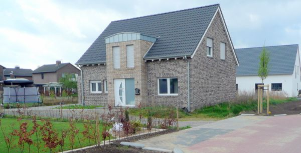 Web: - 1 - Modernes freistehendes Haus mit Garage Preise Kaltmiete Nebenkosten Kaution 1.100 EUR 125 EUR 2.