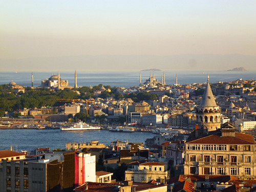 Rhodos, Mykonos und Kusadasi bis nach Istanbul bringt. Ein Höhepunkt ist sicherlich unsere Ankunft in Istanbul, malerisch am Bosporus gelegen.
