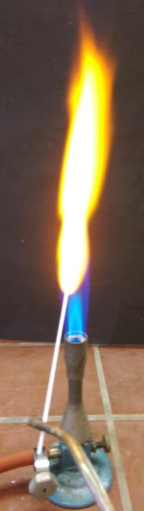 1 Weitere Lehrerversuche Abbildung 1: Flammenfärbung des Gasbrenners durch Natriumionen. Deutung: Entsorgung: Das dunkelgrüne ph-papier zeigt einen ph-wert von 12 an.