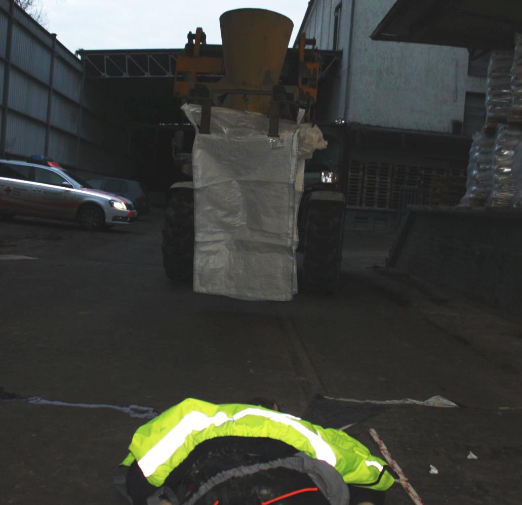 Unfallhergang: Ende November 2014; Nachmittag; teilweise überdachter Hinterhofbereich eines Agrarhandels Um sich beim Fahrer des Radladers betreff der anstehenden LKW-Beladung zu